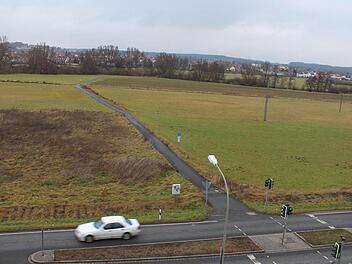 Rechts neben diesem Geh- und Radweg könnte eine neue Straße von der B 470 (unten) Richtung Norden das Aischtal queren. Allerdings sind die Aischwiesen hier als europäisches Vogelschutzgebiet eingestuft. Foto: Andreas Dorsch