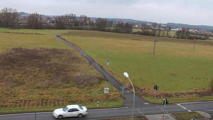 Rechts neben diesem Geh- und Radweg könnte eine neue Straße von der B 470 (unten) Richtung Norden das Aischtal queren. Allerdings sind die Aischwiesen hier als europäisches Vogelschutzgebiet eingestuft. Foto: Andreas Dorsch