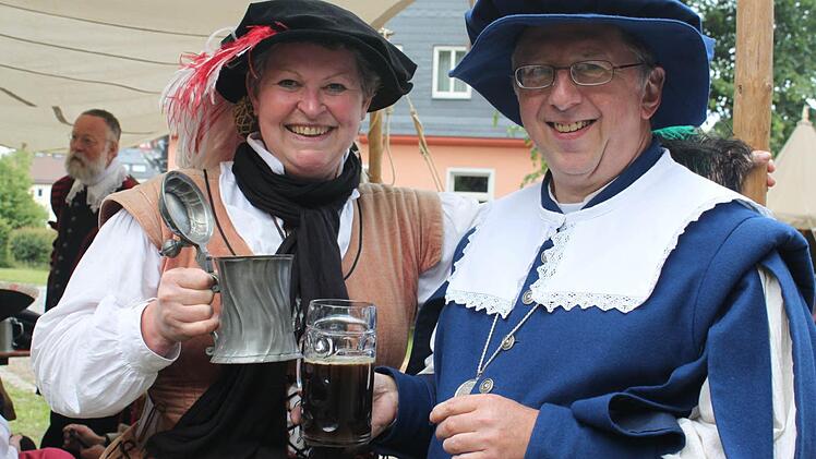 GiselaLang und NorbertNeugebauer feiern in historischem Gewand.