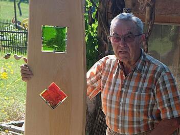 Die dekorative Holzstele von Kurt Müller hat Symbolkraft. Foto: Gerd Schaar