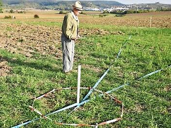 Auf der Riedhöhe oberhalb des Nassachtales zwischen Junkersdorf und Hellingen hat Heimatforscher Rudi Bätz aus Königsberg wahrscheinlich den Standort der ehemaligen "Heburg" gefunden und markiert. In dieser Anlage verlaufen zwei Wasseradern. An deren Kreuzungspunkt hat er einen Brunnen geortet.  Foto: Gerold Snater