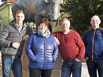 Ein kleines Familienfoto vor dem Eber am Rathausvorplatz, welcher der Heimatstadt der Köferleins ihren Namen gab: Christian Früchtl mit Mama Margit sowie den beiden Onkels "Wastl" und Thomas Köferlein (v.l.).  Foto: Leo Hühnlein