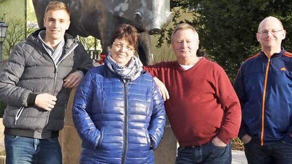 Ein kleines Familienfoto vor dem Eber am Rathausvorplatz, welcher der Heimatstadt der Köferleins ihren Namen gab: Christian Früchtl mit Mama Margit sowie den beiden Onkels "Wastl" und Thomas Köferlein (v.l.).  Foto: Leo Hühnlein