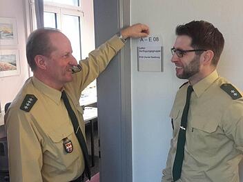 Daniel Seeburg (rechts) ist ab sofort stellvertretender Inspektionsleiter bei der Bad Brückenauer Polizei. Klaus Albert, der diesen Posten einige Monate kommissarisch bekleidet hatte, weist den neuen Kollegen ein. Foto: Rolf Pralle