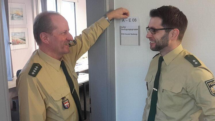 Daniel Seeburg (rechts) ist ab sofort stellvertretender Inspektionsleiter bei der Bad Brückenauer Polizei. Klaus Albert, der diesen Posten einige Monate kommissarisch bekleidet hatte, weist den neuen Kollegen ein. Foto: Rolf Pralle