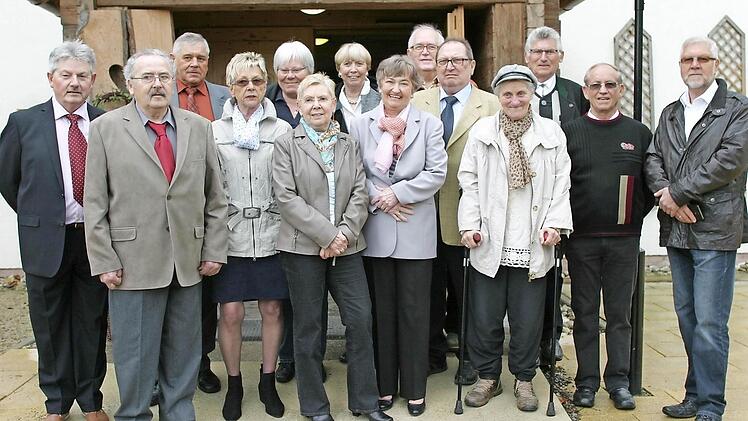 Zu einem freudigen Wiedersehen hatten sich die Schüler des Geburtsjahrganges 1947 in Ebern getroffen, um ein paar unterhaltsame Stunden miteinander zu verbringen. Links die Organisatoren Lothar Olbrich und Erwin Güßbacher. Foto: Wolfgang Dietz