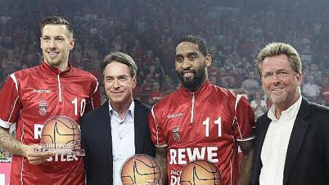 BBL-Geschäftsführer Stefan Holz (r.) überreichte zusammen mit Brose-Aufsichtsratsvorsitzendem Michael Stoschek (Zweiter v. l.) die Trophäen an Daniel Theis und Brad Wanamaker. Der Kapitän durfte sich gleich über zwei Auszeichnungen freuen. Fotos: sportpress