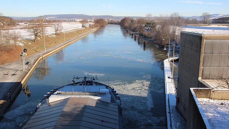 Dank der Eisstoßer klappt die Durchfahrt der Schleuse ohne Probleme.  Foto: Andreas Schmitt