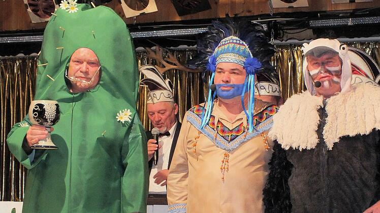 Die Zeller Originale (von links) Friedbert und Holger Betz sowie Kilian Hügerich traten diesmal als Oberhäuptlinge auf und glossierten unter anderem das Dorfgeschehen