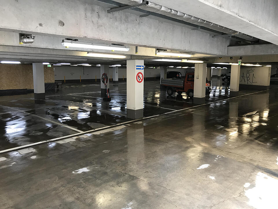 Rohrbruch setzt Tiefgarage unter Wasser - THW und Feuerwehr müssen in der Nacht anrücken – Bauarbeiter übernehmen am Morgen die Reinigungsarbeiten – Tiefgarage bleibt für die Öffentlichkeit gesperrt – Ausmaß des Wasserschadens immer noch erkennbar