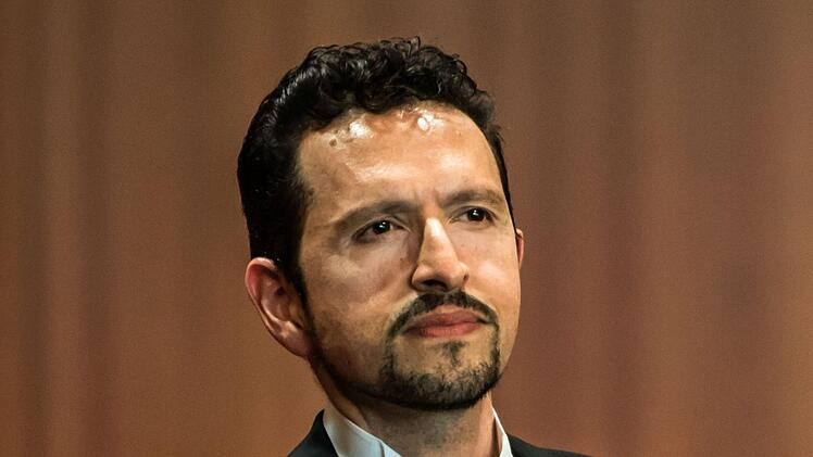 Impressionen vom Auftritt des Alt-Wiener Strauss-Ensembles unter Leitung von Ralph Kulling bei den Johann Strauss Musiktagen in Coburg: Juan PAblo Marin (Tenor)Foto: Jochen Berger