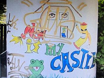 Unbekannte haben das Kunstwerk übersprüht. Fotos: Johanna Blum