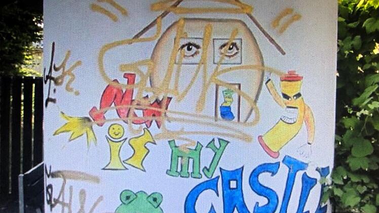 Unbekannte haben das Kunstwerk übersprüht. Fotos: Johanna Blum