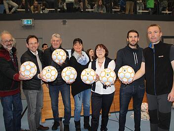 Das Schulzentrum unterstützt den Fairtrade-Gedanken: (von links) Dirk Hönerlage, Michael Kreil, Jürgen Pfister, Birgit Herré, Margarita Huppmann-Fronczek, André Dippacher und Markus Hammerl. Julia Raab
