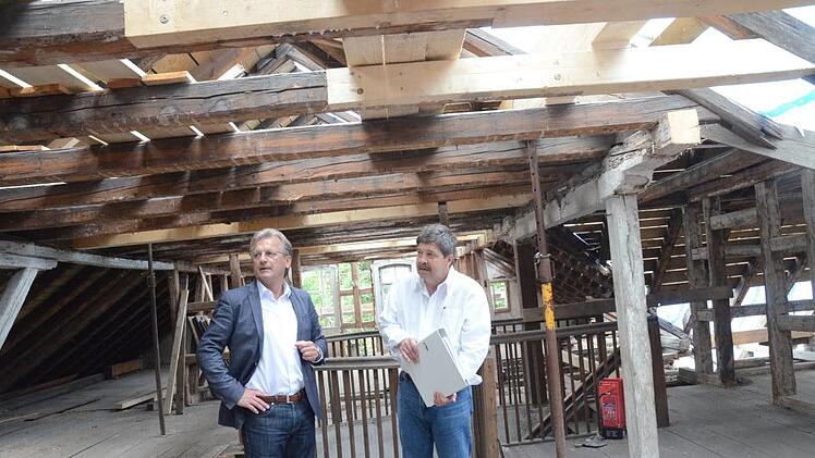 Im Dachgeschoss werden die Trennwände entfernt und die Dämmebene bis zum First hochgezogen. Damit eignet es sich für leichte Archivgegenstände und Ausstellungen.K.-H. Hofmann