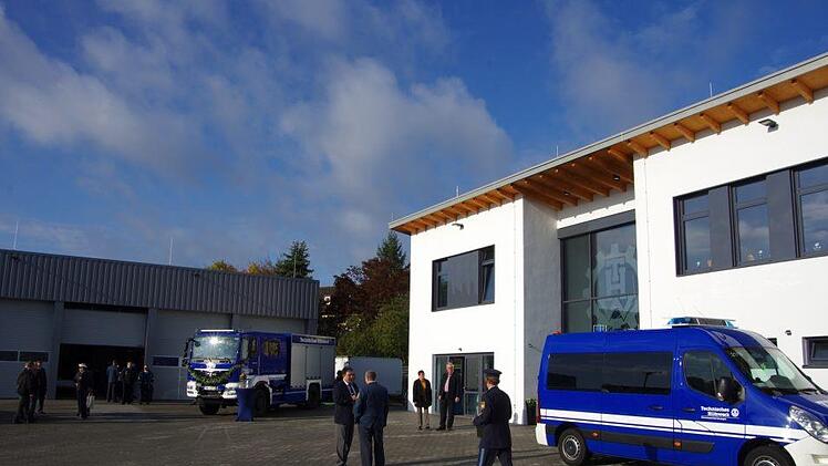 Der neue Gerätekraftwagen des THW Bad Kissingen vor dem neuen Gebäude. Klaus Werner