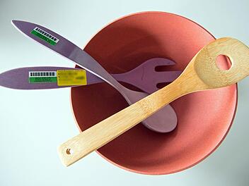 "Bambuswaren" werden zwar als umweltfreundliche Plastikalternative beworben,  sind jedoch laut Öko-Test und des Bundesinstituts für Risikobewertung gesundheitsschädigend und schwer recycelbar. Symbolfoto: Marijan Murat/dpa