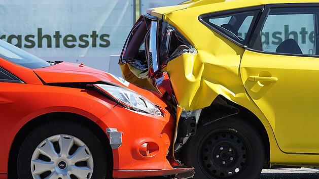 Autofahrer verursacht dreimal Totalschaden und zwei Verletzte (Symbolbild)