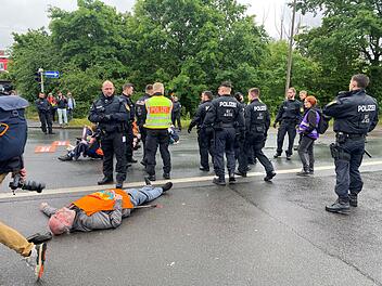 "Letzte Generation" sorgt für Aufruhr in Nürnberg - Polizei muss eingreifen