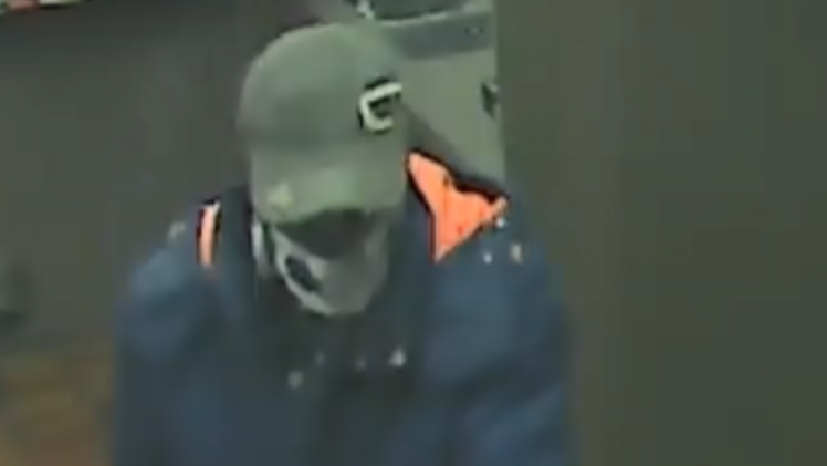 Totenkopf-Räuber in Velburg: Polizei fahndet mit Foto nach diesem Mann