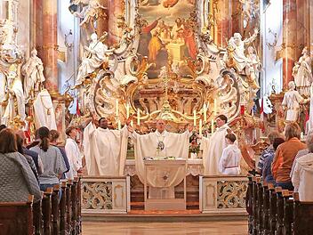 Dekan Lars Rebhan (Mitte) zelebrierte gemeinsam mit Pfarrer Dr. Peter Uzor und Pfarrvikar Markus Grasser (rechts) den Wallfahrtsgottesdienst in der Basilika.