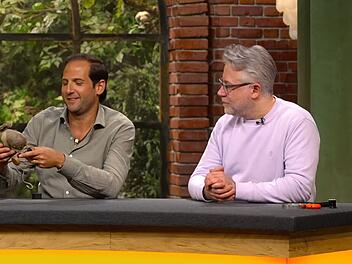 Julian Schmitz-Avila (links) konnte sich kaum halten vor Nostalgie: "Ob man mir jetzt glaubt oder nicht, ich habe alle meine Steifftiere noch."