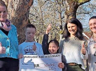 Frau Eid (Gesch&auml;ftsf&uuml;hrerin des Maschinenring Saale-Rh&ouml;n) &uuml;bergibt die Spende an zwei Sch&uuml;ler sowie die Schul- und Tagesst&auml;ttenleitung der Katharinen-Schule