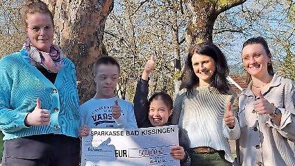 Frau Eid (Gesch&auml;ftsf&uuml;hrerin des Maschinenring Saale-Rh&ouml;n) &uuml;bergibt die Spende an zwei Sch&uuml;ler sowie die Schul- und Tagesst&auml;ttenleitung der Katharinen-Schule