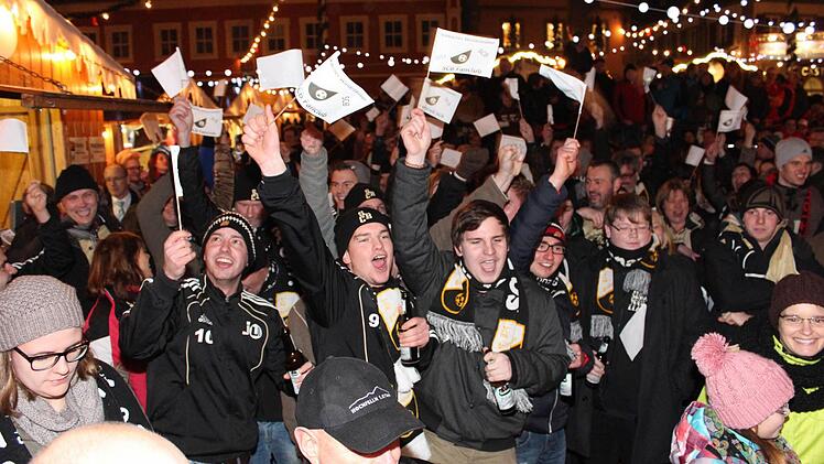 Beste Partystimmung herrscht bei den zahlreichen Fans des FC Brünnau.