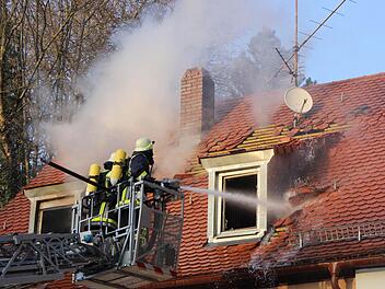 Feuerwehrleute löschen einen Wohnungsbrand in Gräfenberg. Fotos: fra-press