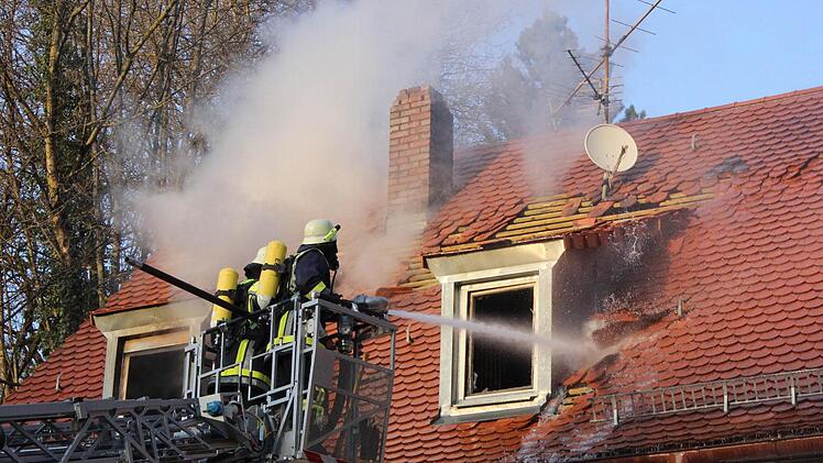 Feuerwehrleute löschen einen Wohnungsbrand in Gräfenberg. Fotos: fra-press