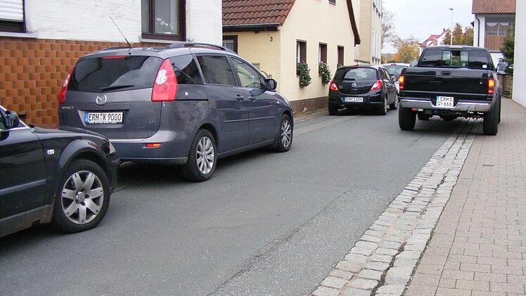 Viele Autofahrer sind in der Adelsdorfer Bahnhofstraße dazu gezwungen, auf den Rad- und Gehweg auszuweichen.