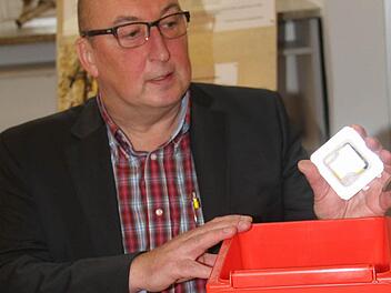 Verbrauchte Druckerpatronen und Tonerkartuschen sollen künftig in roten Tonnen gesammelt werden. Wolfgang Schneider, Leiter der Abfallwirtschaft am Landratsamt, stellte diese Tonnen gestern in der Umweltstation in Weismain in Form einer Miniatur vor.  Foto: Gerda Völk