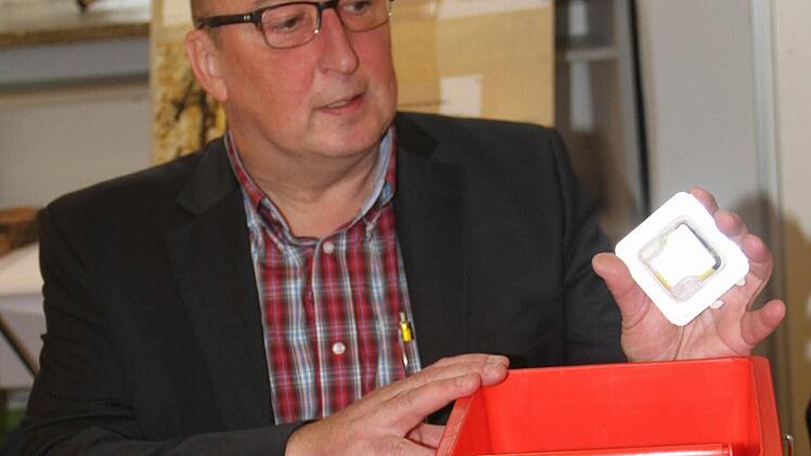 Verbrauchte Druckerpatronen und Tonerkartuschen sollen künftig in roten Tonnen gesammelt werden. Wolfgang Schneider, Leiter der Abfallwirtschaft am Landratsamt, stellte diese Tonnen gestern in der Umweltstation in Weismain in Form einer Miniatur vor.  Foto: Gerda Völk