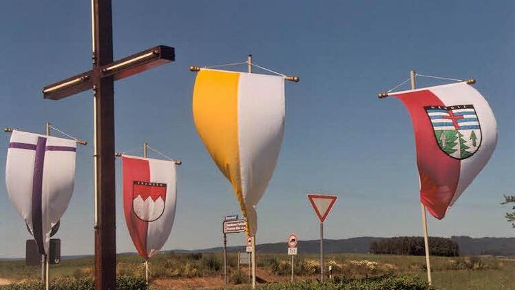 Das Leuchtkreuz bei seiner Einweihung 2005 inmitten der beiden Konfessionsfahnen sowie der Gehülzer und der Franken-Fahne.  Foto: Bernd Graf