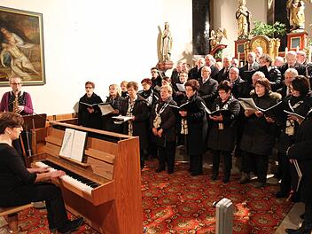 Das Kirchenchor und Gesangverein zusammen. Am Klavier sitzt Miriam Sümmerer,das Saxophon spielt Anna Riechelmann.  Foto: Erlwein