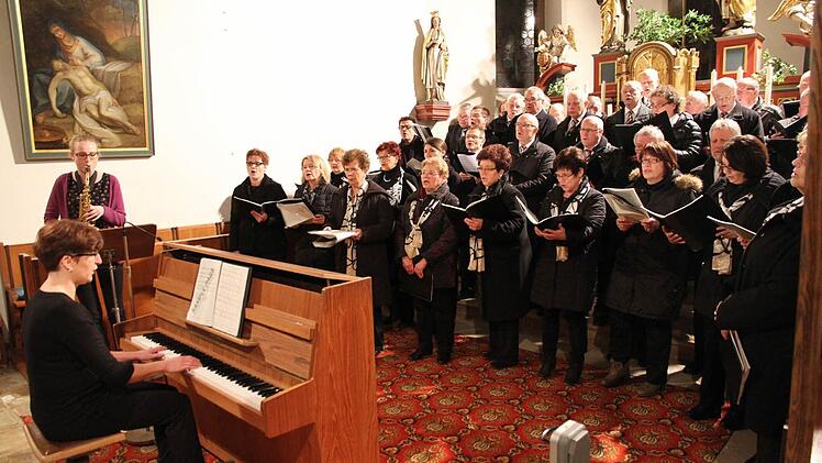 Das Kirchenchor und Gesangverein zusammen. Am Klavier sitzt Miriam Sümmerer,das Saxophon spielt Anna Riechelmann.  Foto: Erlwein