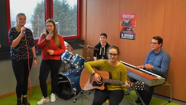 Bands und Ensembles der RS II gestalten beim Konzert mit"Fristlos" ein Bühnenprogramm. Die Proben dafür laufen auf Hochtouren.  Anja Betz