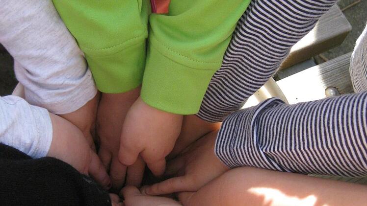 Wie fühlt sich der Samen für eine Blumenweide an? Beim Bienenprojekttag im Novizengarten konnten das  die Münnerstädter Kindergartenkinder selbst testen.Sabine Scheuble