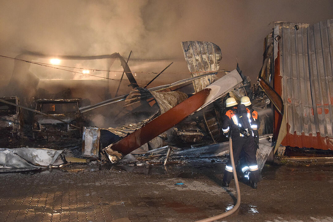 Fahrzeughalle in Flammen