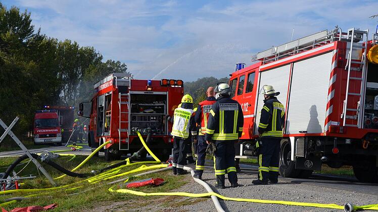 Zur Großübung auf einem Nüdlinger Aussiedlerhof wurden insgesamt sechs Wehren nach Nüdlingen gerufen.  Foto: Peter Rauch