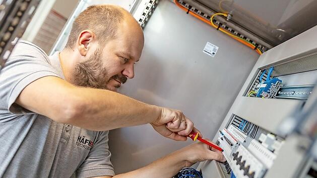 Benjamin H&auml;fner arbeitet wie sein Vater, Kreishandwerksmeister Hans-Georg H&auml;fner, in Eltmann. Die Auftragsb&uuml;cher der meisten Firmen sind voll, nur der fehlende Nachwuchs wird zum Problem.  Fotos: Stephan Gro&szlig;mann