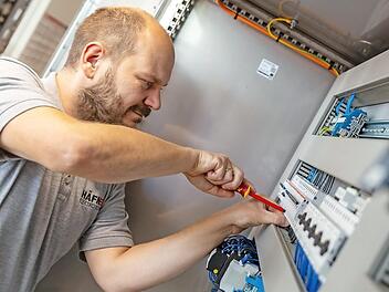 Benjamin Häfner arbeitet wie sein Vater, Kreishandwerksmeister Hans-Georg Häfner, in Eltmann. Die Auftragsbücher der meisten Firmen sind voll, nur der fehlende Nachwuchs wird zum Problem.  Fotos: Stephan Großmann