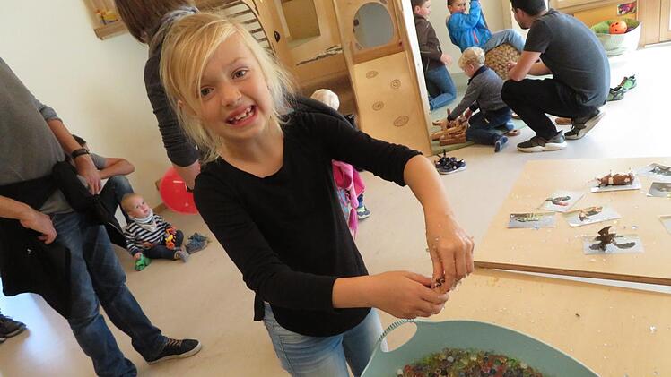 Lucy Salewsky (7 Jahre): "Iiiiih - voll der Glibber!" Aus dem Becken voller Aqua-Perlen mussten die Kinder Tierfiguren fischen und sortieren. Foto: Monika Schütz