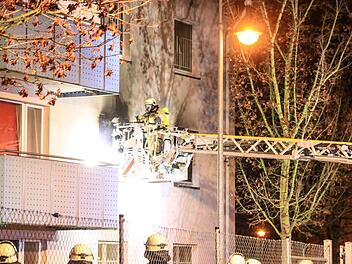 Die Feuerwehr musste am 11. Dezember 2018 den Brand in dem Gebäude auf dem Gelände des  Ankerzentrums in Bamberg löschen.  Foto: News5/Merzbach (Archiv)
