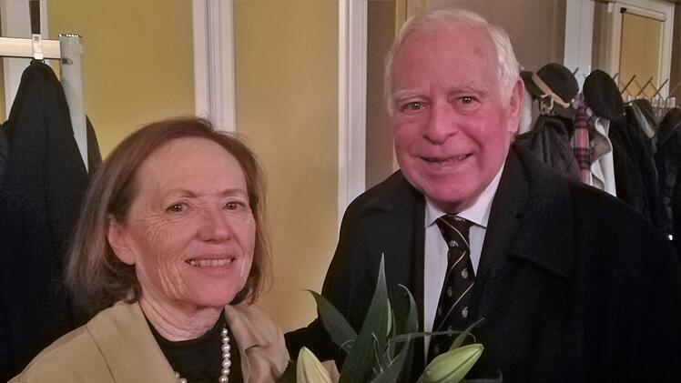 Grußwortsprecher Ernst Krakenberger, Nachkomme der Familie Kissinger, mit Gedenkbuch-Autorin Marlies Walter.