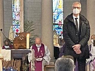 Ulrich Schürr (r.) und OB Uwe Kirschstein im Trauergottesdienst für Christophe Marc