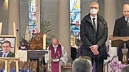 Ulrich Schürr (r.) und OB Uwe Kirschstein im Trauergottesdienst für Christophe Marc