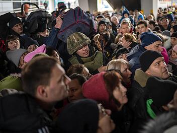 "Am Bahnhof herrscht Chaos", sagt Thomas  Simmler, der in Marhanez wohnt. Auf unserem Bild  versucht ein ukrainischer Soldat die Menschenmenge aufzulösen, die am Bahnhof von Kiew in einen Zug nach Lwiw steigen will.
