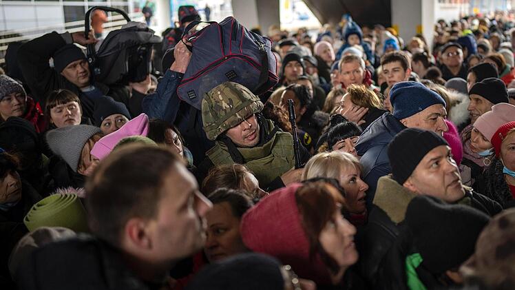 "Am Bahnhof herrscht Chaos", sagt Thomas  Simmler, der in Marhanez wohnt. Auf unserem Bild  versucht ein ukrainischer Soldat die Menschenmenge aufzulösen, die am Bahnhof von Kiew in einen Zug nach Lwiw steigen will.
